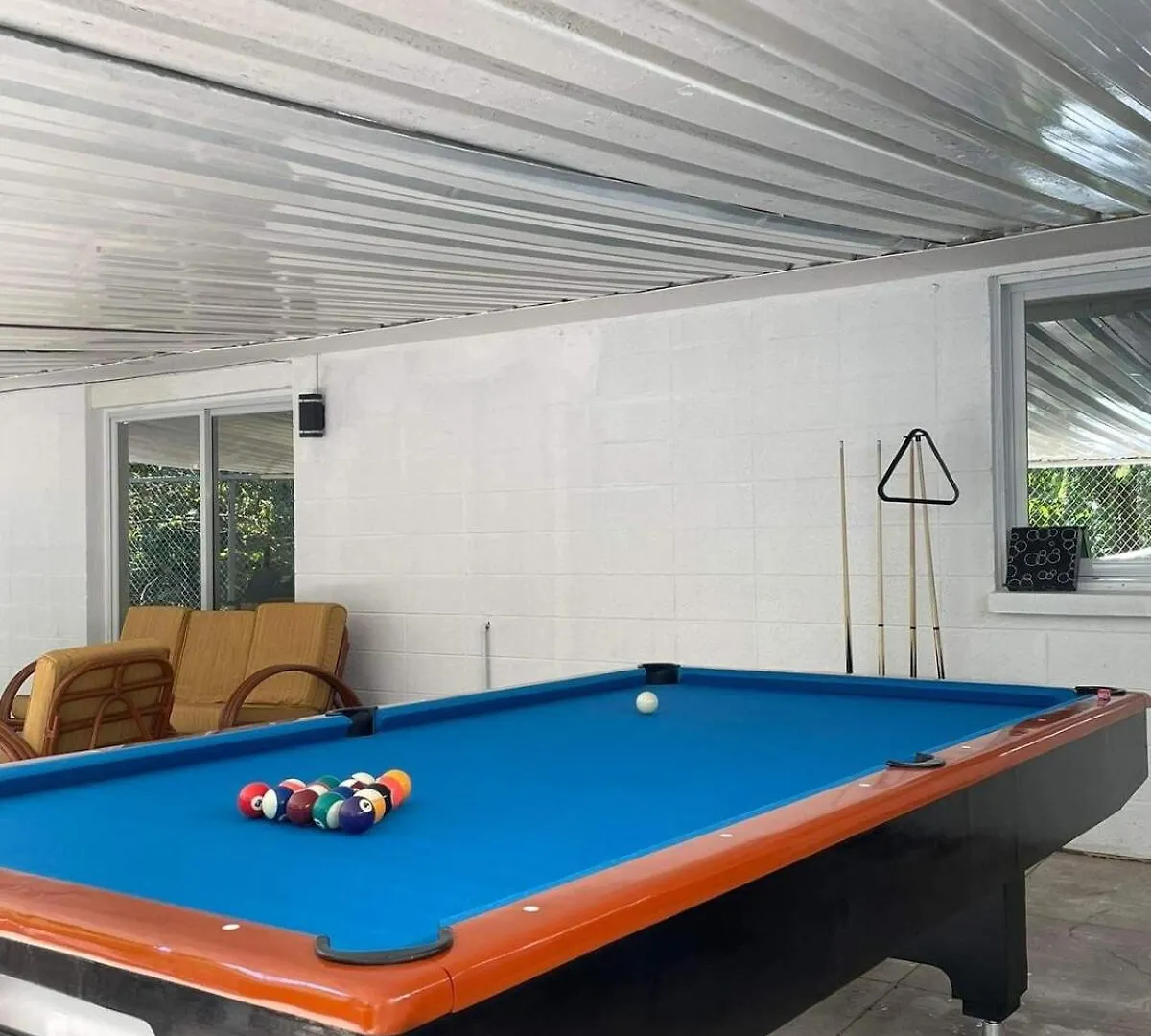 Mango Oasis 2 - Cozy flat house with billiard Villa Olongapo