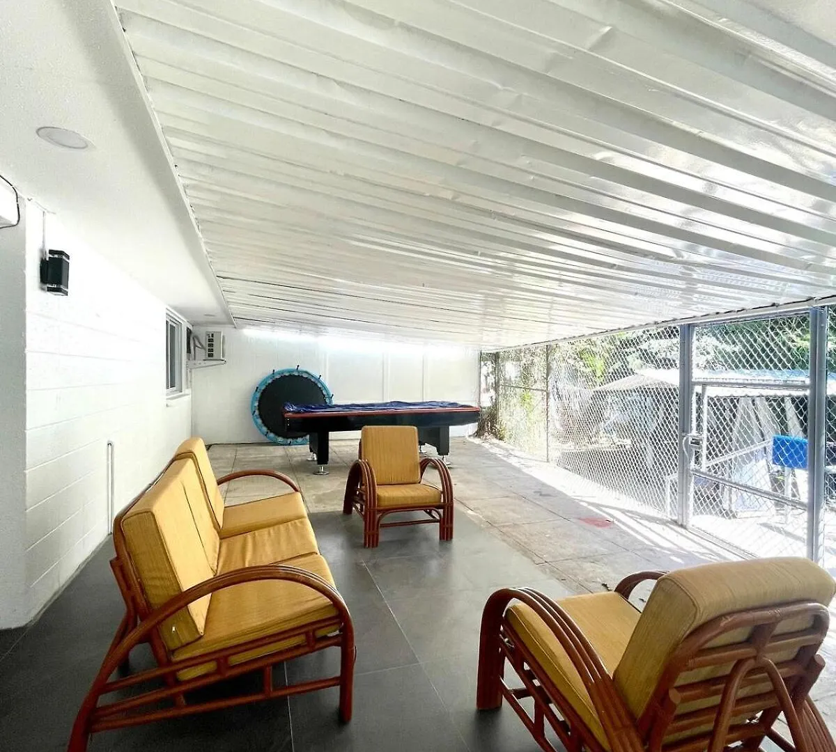 Mango Oasis 2 - Cozy flat house with billiard Villa Olongapo Holiday home