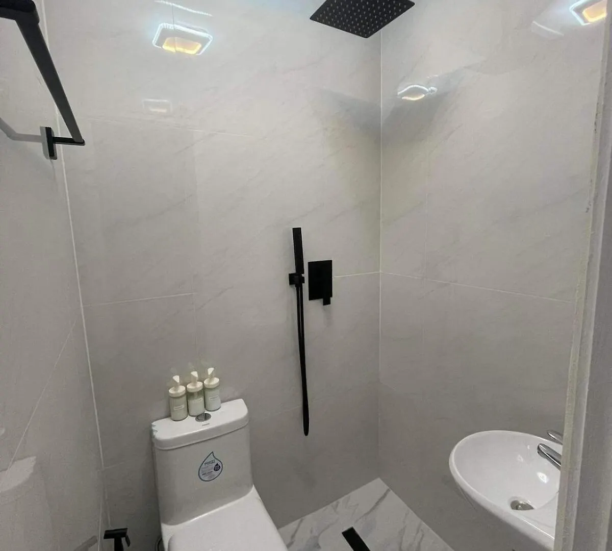 Mango Oasis 2 - Cozy flat house with billiard Villa Olongapo